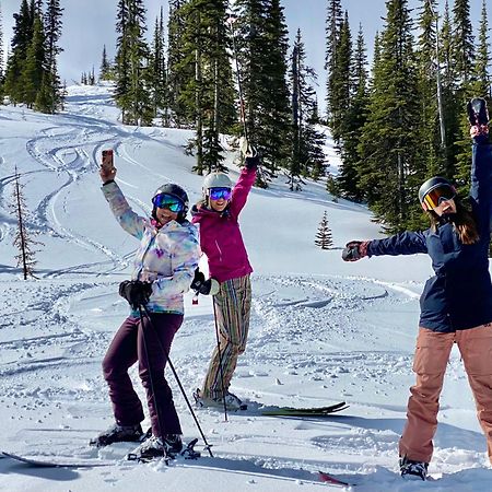 Morrisey Chalet At Sun Peaks Bagian luar foto