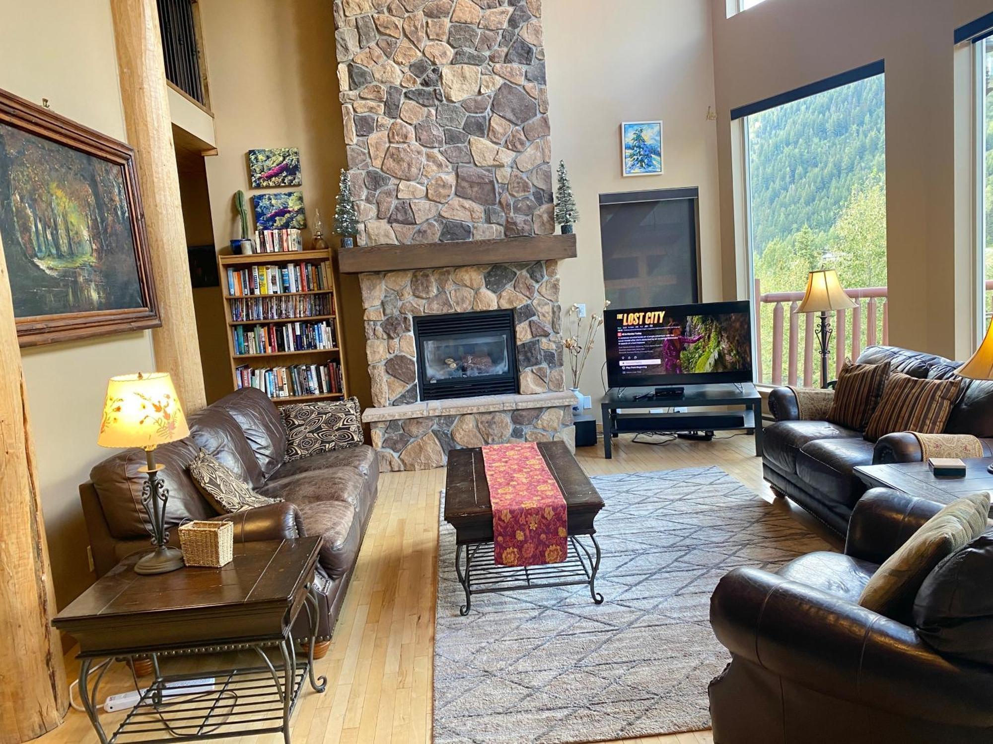 Morrisey Chalet At Sun Peaks Bagian luar foto