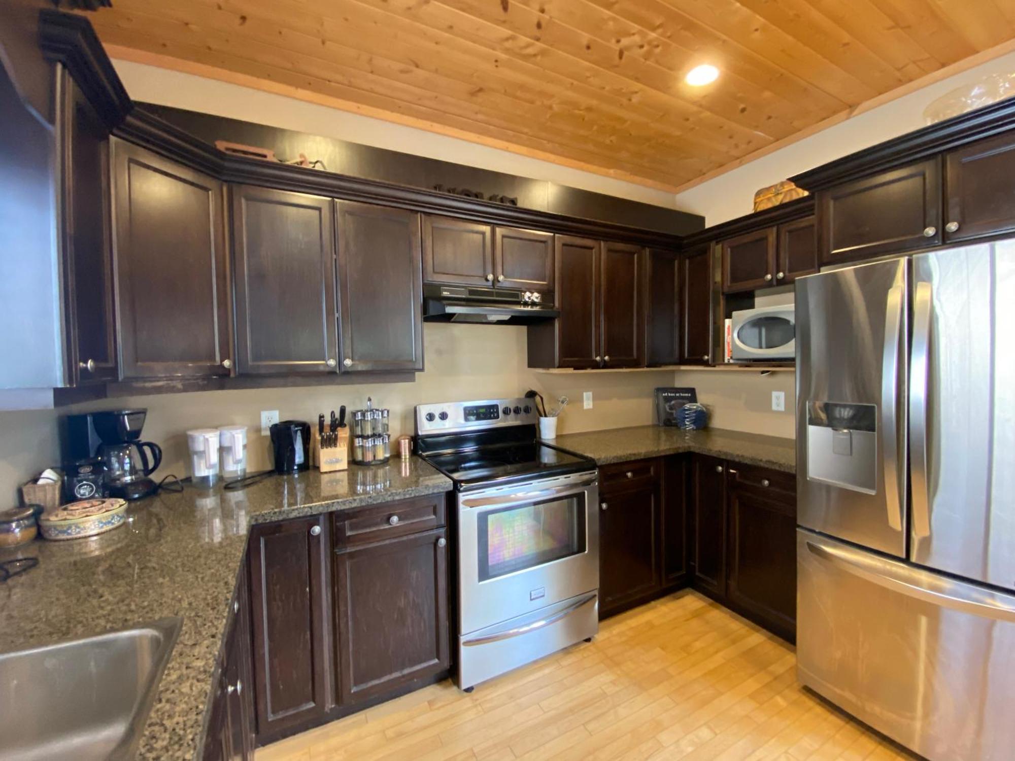 Morrisey Chalet At Sun Peaks Bagian luar foto