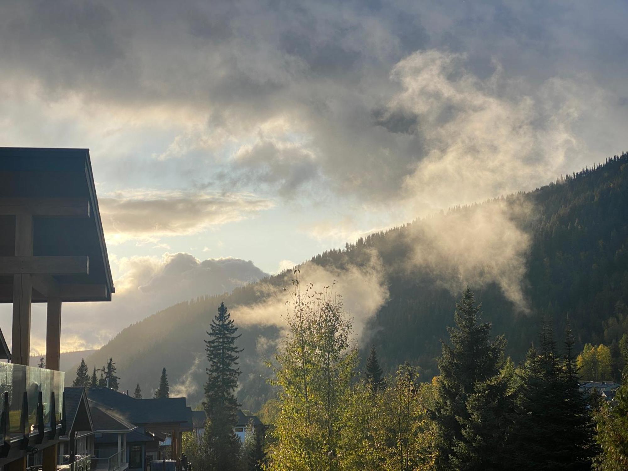 Morrisey Chalet At Sun Peaks Bagian luar foto