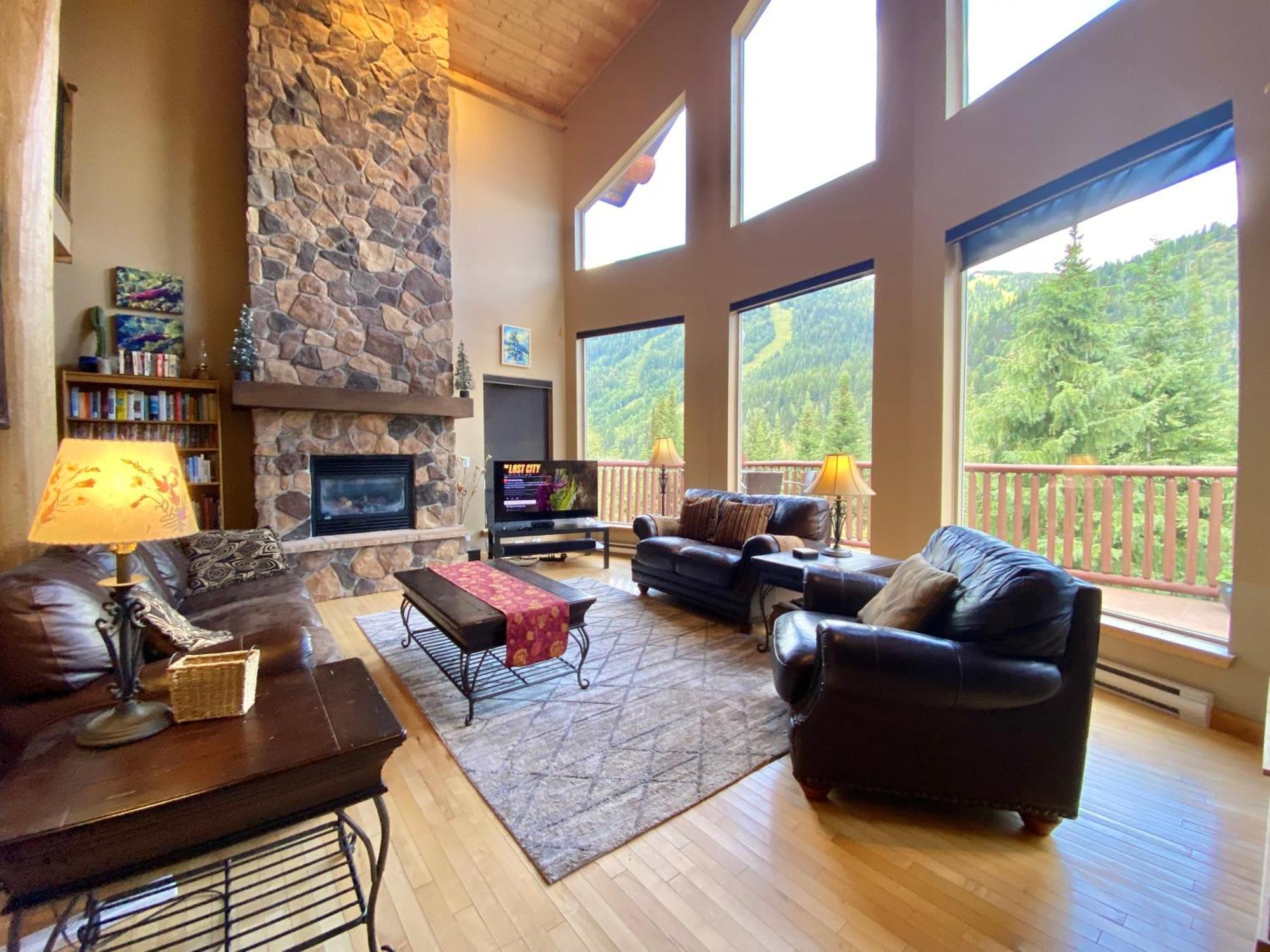 Morrisey Chalet At Sun Peaks Bagian luar foto