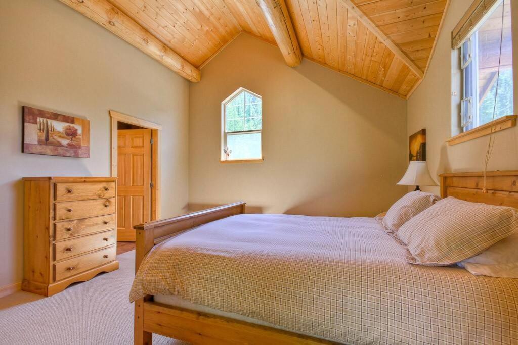 Morrisey Chalet At Sun Peaks Bagian luar foto